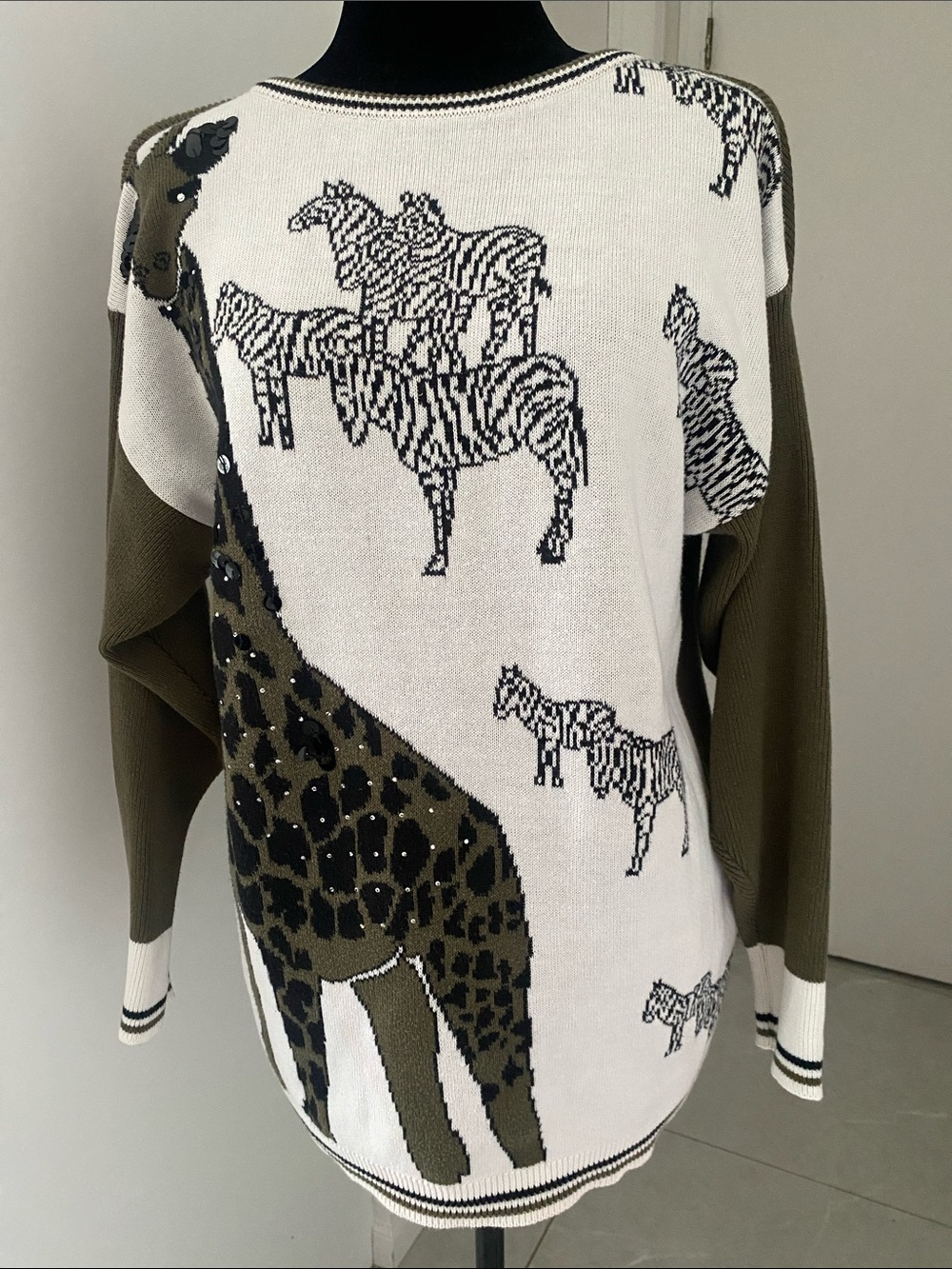 MONDI VTG Giraffe & Zebra Knit Sweater in Olive/white w subtle sequins Sze Small